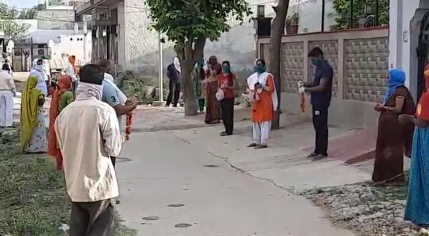 अलवर: ALWAR MAJOR KAWAL SINGH NAGAR JAIPUR ROAD  पर पुलिस कर्मियों का अभिनंदन किया गया#coronafighter