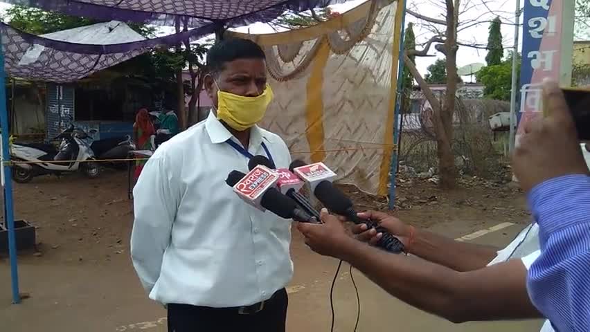 सैंकणों किलोमीटर से पैदल चलकर आ रहे ग्रामीण मजदूरों को शासकीय कर्मचारी ने बस से उनके गृह ग्राम पंहुचाया #coronaeffect