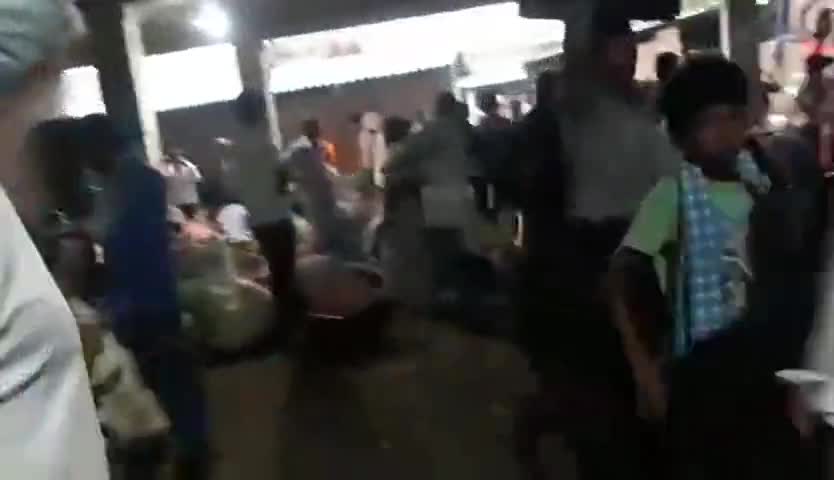 पाकुड़ जनता बंगाल को देखकर चिंतित हैं कि पड़ोसी राज्य से सटा जिला, काल कारण न बन जाए।पुलिस नदारत न मास्क न दुरी
#पाकुड़