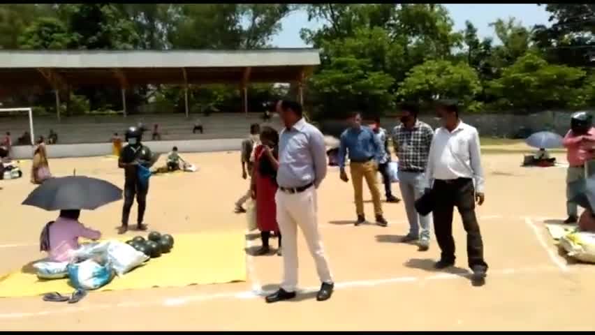 सिमडेगा: आवास से निकलकर उपायुक्त पैदल पहुंचे साप्ताहिक बाजार, किया सुविधाओं का औचक निरीक्षण #औचक_निरीक्षण