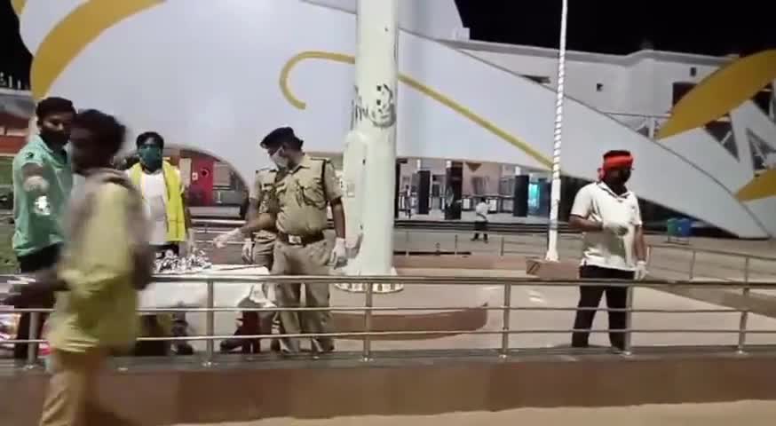 देवघर: जसीडीह आरपीएफ ने रेलवे स्टेशन परिसर में जरुरमन्दों को कराया भोजन #आरपीएफ