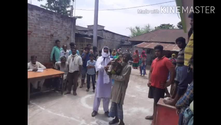 नरपतगंज: खैरा पंचायत के पूर्व मुखिया लगातार जरूरतमंदों के बीच वितरण कर रहे राहत सामग्री #राहत_सामग्री #पूर्व_मुखिया