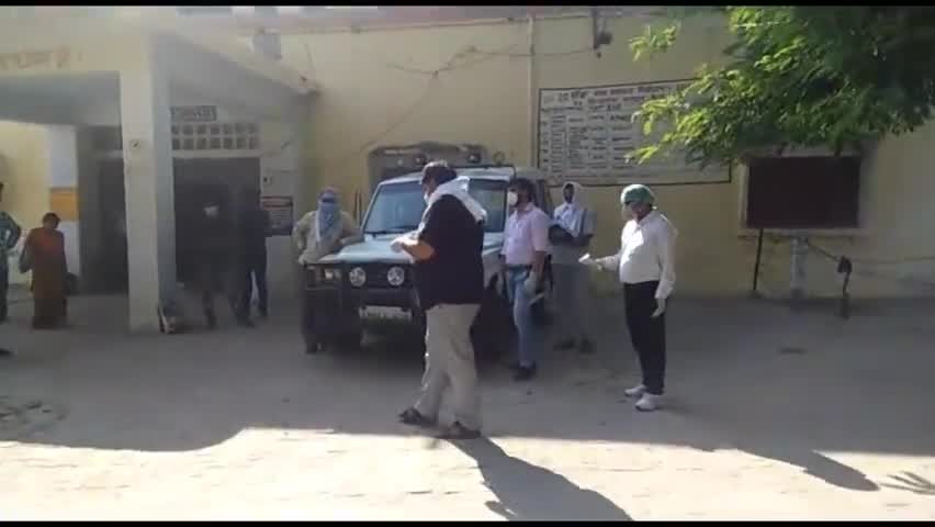 शिकोहाबाद: सिरसागंज के क्षेत्रीय इंटर कॉलेज में क्वॉरेंटाइन 16 लोगों की स्वास्थ्य विभाग की टीम ने की स्क्रीनिंग #कोरोना #स्क्रीनिंग