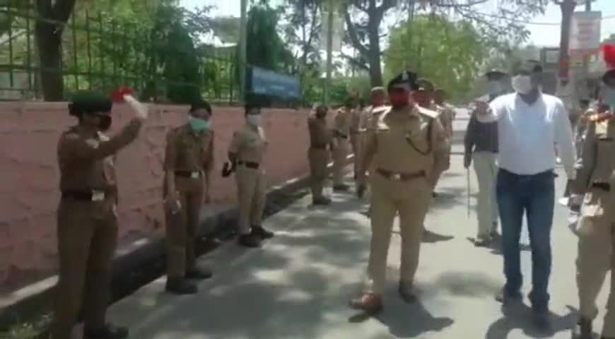 झांसी: झांसी के प्रत्येक चौराहे पर पुलिस के साथ कंधे से कंधा मिलाकर सुरक्षा व्यवस्था में जुटे एनसीसी कैडेट्स #एनसीसी #पुलिस