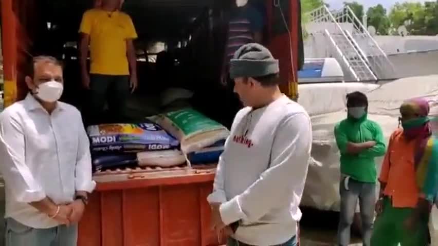 पार्लियामेंट स्ट्रीट: मोदी किट देकर सहयोग करने वालों का भाजपा प्रदेशाध्यक्ष मनोज तिवारी ने जताया आभार #मनोज_तिवारी #bjp