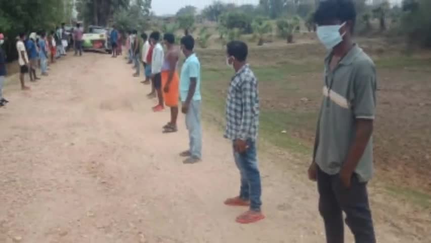 मेदिनीनगर (डालटनगंज): मेदिनीनगर के सदर प्रखंड चियांकी में रोटी बैंक द्वारा जागरूकता अभियान व खाद्य सामग्री वितरण का लगाया गया कैंप #रोटी_बैंक
