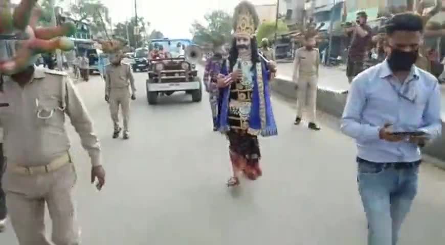 बेहट: फ़तेहपुर पुलिस ने यमराज और कोरोना के वेश में बताया लॉक डाउन के पालन का महत्व #लॉकडाउन #यूपीपुलिस