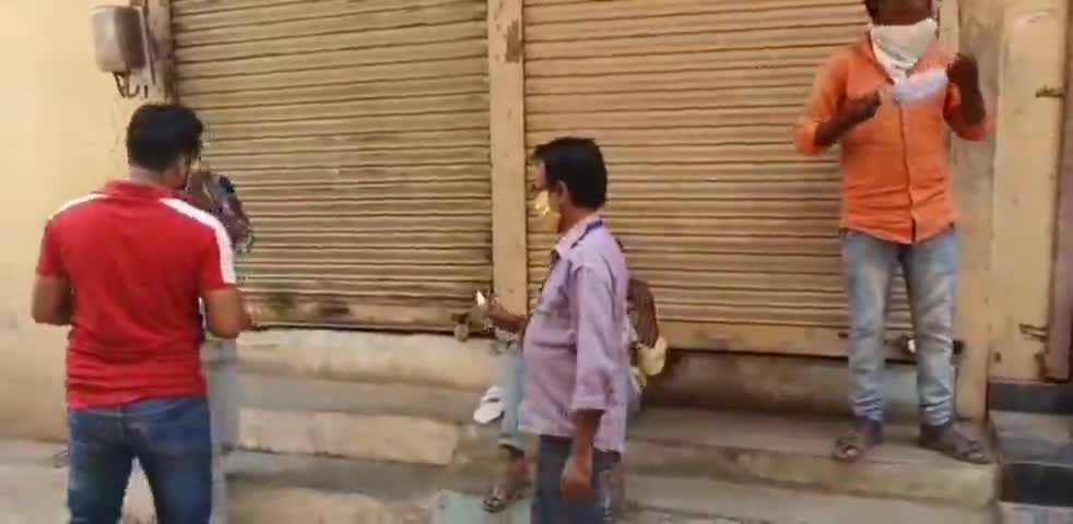#maskpahnoindia कार्यक्रम के तहत युवा कांग्रेस विधानसभा नरसिंहपुर द्वारा  लोगो को मास्क बितरण किये गए..