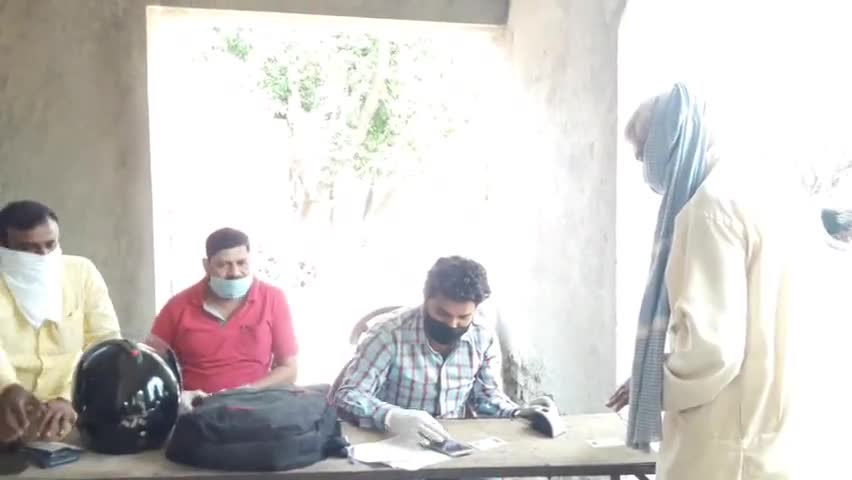गुरुआ: गुरुआ के कई गांवों में डाक विभाग ने घर घर जाकर लाभार्थियों को किया पेमेंट #डाक_विभाग