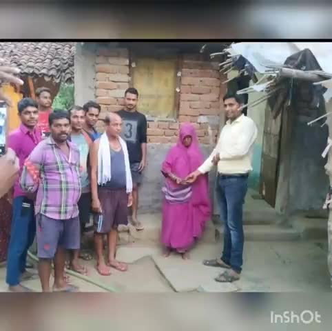 कसडोल: बुजुर्ग की मौत के बाद सुनसुनिया गांव में नव उज्ज्वला दुर्गा उत्सव समिति ने मृतक की पत्नी को दी सहायता राशि #सहायता_राशि