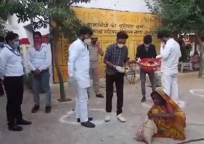 मैनपुरी: ज़िले की विभिन्न जगहों में प्रसपा नेता किशन दुबे ने लॉकडाउन के दौरान जरूरतमंदों को बांटे खाने के पैकेट #लॉकडाउन #प्रसपा