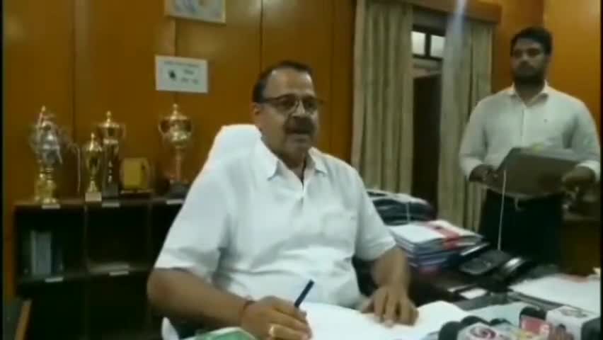 सीकर: सीकर जिला कलेक्टर यज्ञ मित्र सिंह ने हमीरपुरा गांव से कर्फ्यू हटाने के आदेश किए जारी #कर्फ्यू #जिला_कलेक्टर