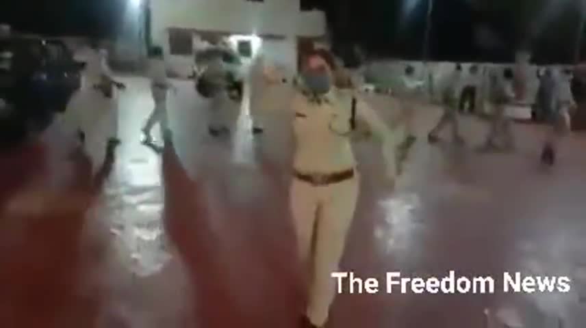 रायबरेली: तनाव और काम के बोझ के बीच देशभक्ति गानों पर महिला SP के साथ नाचे पुलिसकर्मी #corona #policedance #thefreedomnews