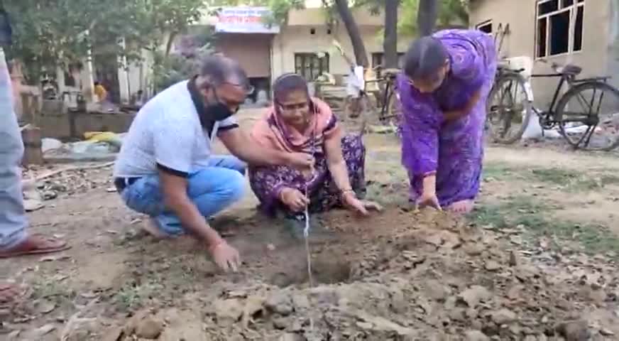 रायबरेली: पृथ्वी संरक्षण अध्यक्ष राजेंद्र वैश्य ने शादी की वर्षगाँठ पर  वृक्षों को रोपित कर समाज को दिया संदेश
#thefreedomnews