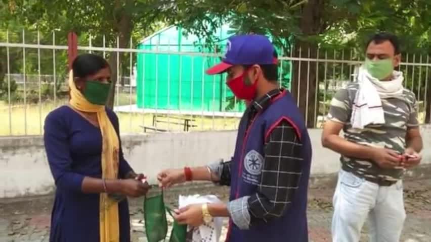 गया टाउन सीडी ब्लॉक: राष्ट्रीय सेवा योजना के स्वयंसेवकों ने कॉलेज में तैनात गार्ड व लोगों के बीच मास्क व साबुन किया वितरित #एनएसएस