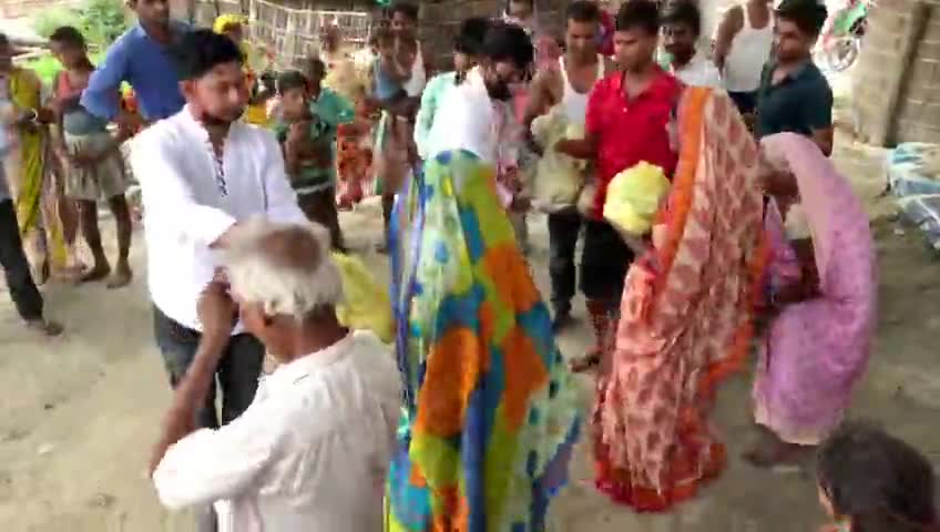 भगवानपुर: भगवानपुर प्रखंड क्षेत्र के असो में एलजेपी नेता आशुतोष कुमार दीपू ने जरूरतमंद लोगों के बीच बांटी राहत सामग्री #एलजेपी
