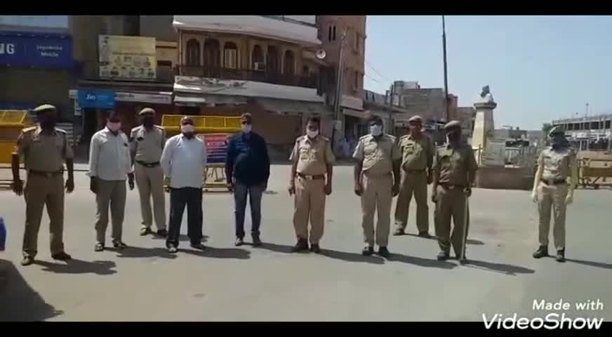 पोकरण: पोकरण थानाधिकारी ने कस्बे के सभी नाकों का किया निरीक्षण, जवानों से मुलाकात कर बढ़ाया हौंसला #थानाधिकारी