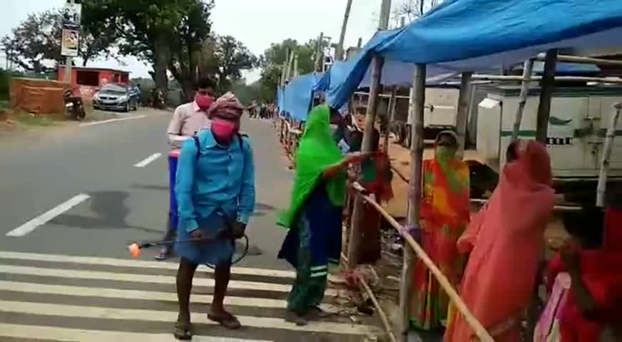 बेंगाबाद: मधवाडीह में बैंक ऑफ इंडिया के पास मास्क वितरण एवं सेनिटाइजर का छिड़काव किया गया। #coronvirus #socialdistanacing