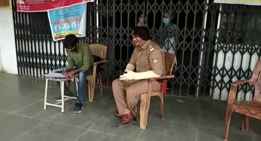 भिनगा: वीरगंज कस्बे में महाराष्ट्र से आ रहे कई लोगों की पुलिस ने करवाई थर्मल स्कैनिंग #थर्मल_स्कैनिंग