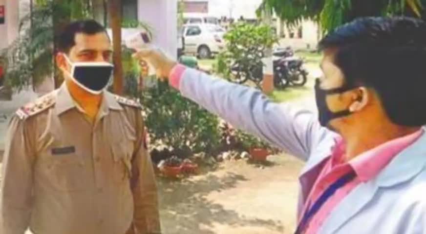 चुनार: थाना प्रभारी समेत अदलहाट थाने पर तैनात सभी पुलिसकर्मियों का किया गया स्वास्थ्य परीक्षण #पुलिस #थर्मल_स्कैनिंग