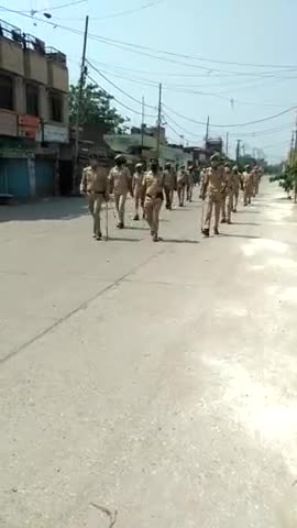 सहारनपुर: Police while doing flyingmarch at Subji Mandi 
#police #flyingmarch #gocorona #saharanpur #subjimandi #mandi #sre #up
