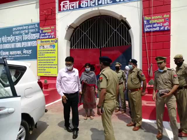 मेरठ: प्रमुख सचिव सिंचाई ने ज़िला कारागार में की कैदियों द्वारा बनाए जा रहे मास्क की सराहना #प्रमुख_सचिव #कैदी