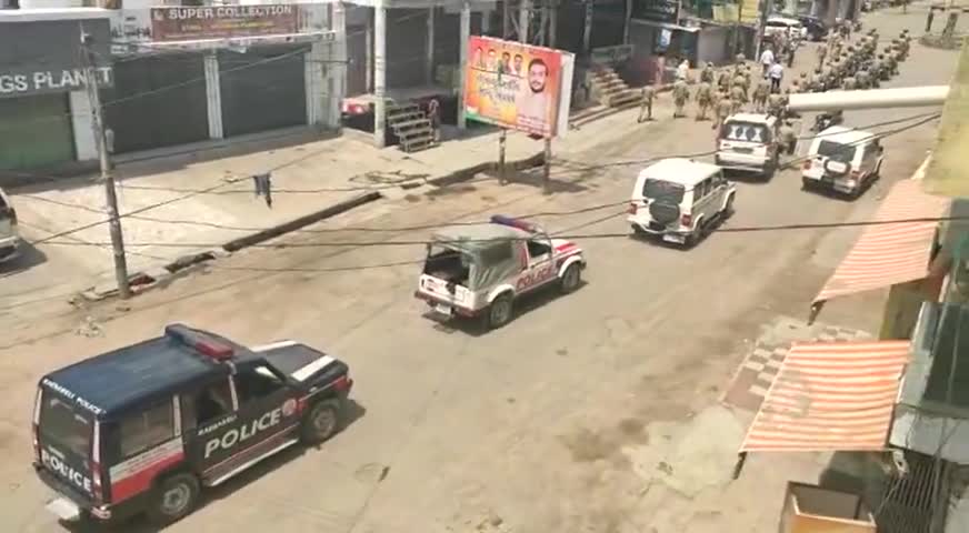 रायबरेली: रायबरेली के रेड ज़ोन में आने के बाद फ़िल्मी अन्दाज़ में पुलिस कर रही है मार्च। #thefreedomnews
