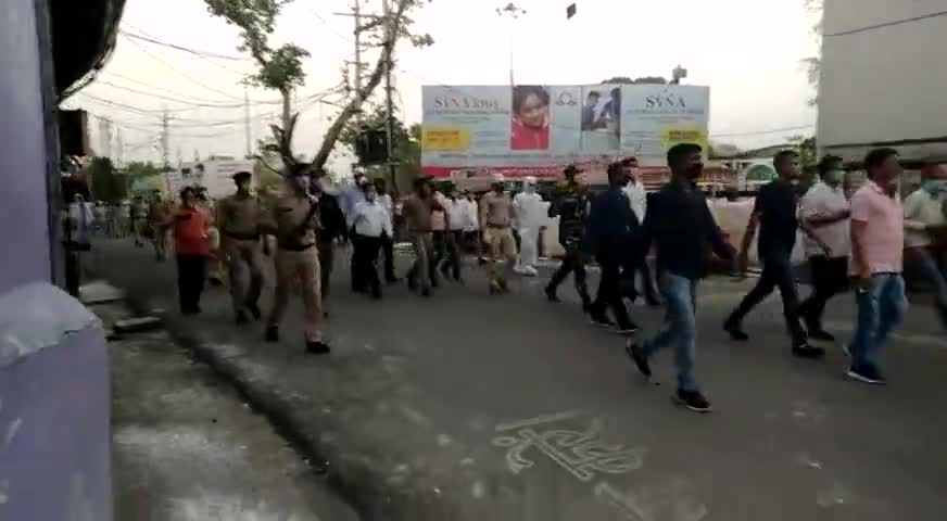 कटनी नगर: कटनी में किया गया जिला अधिकारियों एवं पुलिस कर्मियों का सम्मान नगर वासियों ने बरसाए पुष्प #katni #stayathome