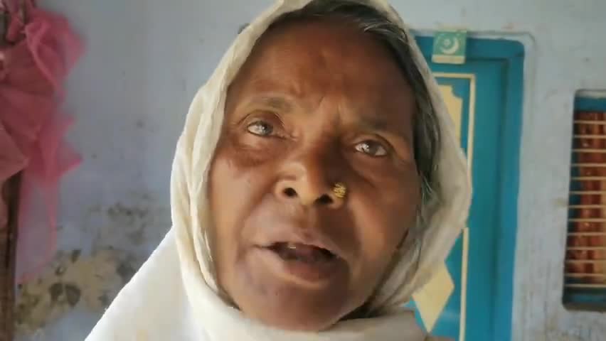 तुलसीपुर: #पचपेड़वा बैंक में आधार न लिंक होने से के #Ujjwala के तहत मिलने गैस का पैसा गरीबों से दूर
बैंक आधार लिंक नहीं करता है