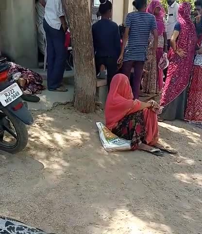 पाली: #khod pali Rajasthan
rashan ki dukan ke bahar ni kiya ja raha he lockdown ka palan