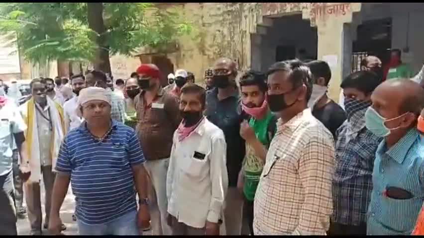 मिर्ज़ापुर: सुरक्षा की मांग को लेकर कोटेदारों ने ज़िला पूर्ति कार्यालय पर किया प्रदर्शन #कोटेदार #प्रदर्शन