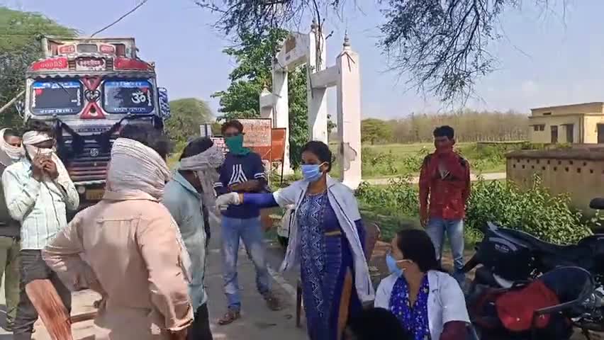 भिनगा: बेचई पुरवा के पास बने चेक पोस्ट पर जा रहे ट्रक वालों को रोककर की गई थर्मल स्कैनिंग #थर्मल_स्कैनिंग