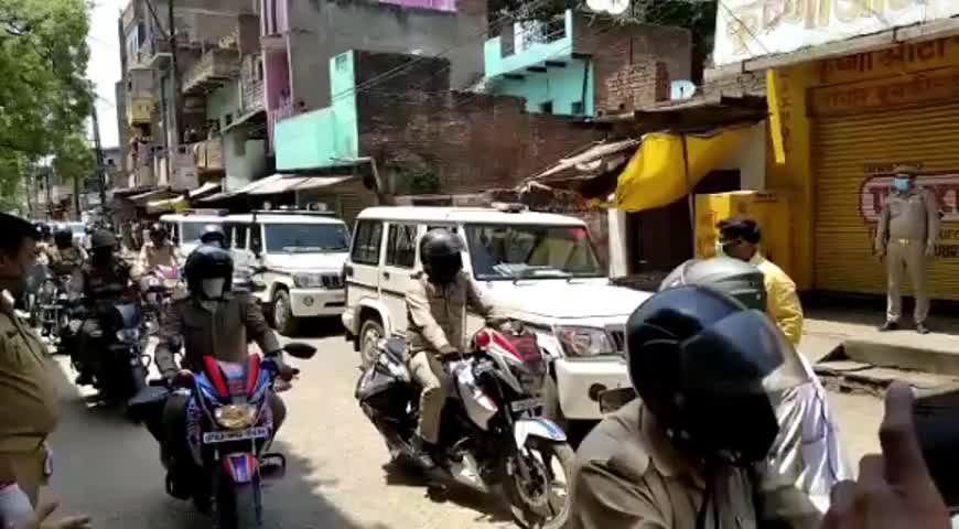 मिर्ज़ापुर: शहर में पुलिस ने किया मोटरसाइकिल से रूट मार्च, बड़ी संख्या में सड़क पर उतरी पुलिस #पुलिस #रूट_मार्च