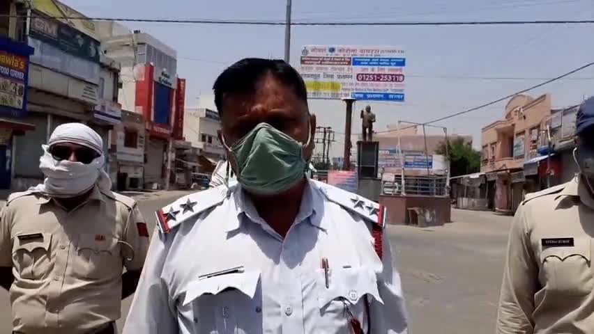 झज्जर: शहर के अंबेडकर चौक पर एएसआई रमेश ने दी जानकारी, कहा लॉकडाउन के दौरान यातायात व्यवस्था को बनाया चुस्त दुरूस्त #asi