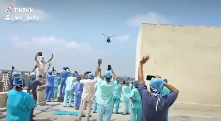 साहेबगंज: कोरोना वारियर्स के सम्मान में रविवार सुबह पटना एम्स और एनएमसीएच में फूलों की बारिश की गई।#bihar #coronavirus #lockdown3