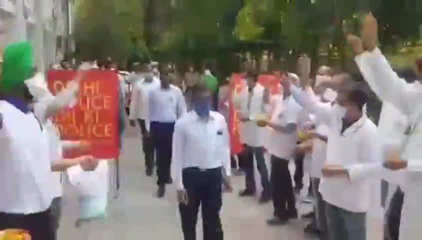 पार्लियामेंट स्ट्रीट: डीसीपी साउथ दिल्ली के आफिस में दिल्ली AIIMS के डॉक्टरों ने पुलिसकर्मियों पर बरसाए फूल #dcp