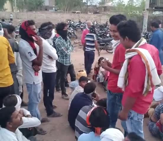 अटरू: लहसुन के टोकन कटवाने के#लिए सोसल डिस्टेंस की धज्जियां उड़ाई जा रही अटरू तहसील की उप तहसील कवाई में