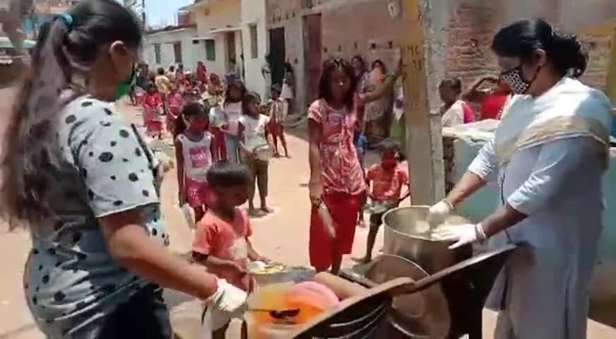 jarurat mando ko khana khilati hui.
#coronalockdown