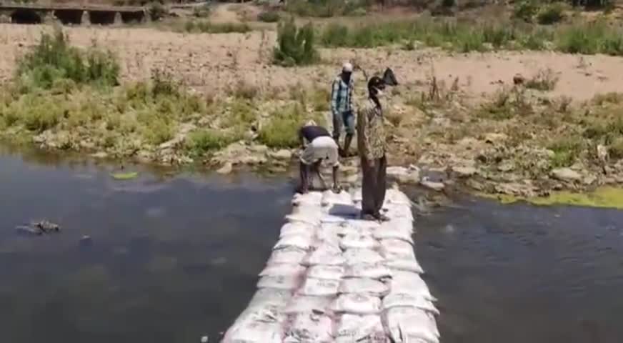 शाहपुर: माचना नदी पर बनाया गया बोरी बंधान, कुछ देर बाद ही बह गई बंधान की कुछ बोरियां #जल_संरक्षण