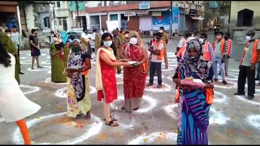 अलवर: ज़िले में अन्नपूर्णा समिति के द्वारा नगर परिषद के सफाई कर्मचारियों का पुष्पों से किया गया स्वागत #सफाईकर्मी #कोरोना_वायरस