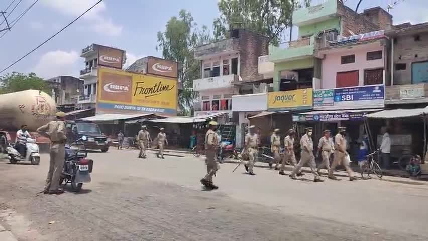 डलमऊ: #डलमऊ पुलिस रायबरेली के रेड जोन में आने के बाद फिल्मी स्टाइल में करती है फ्लैग मार्च 
#thefreedomnews #