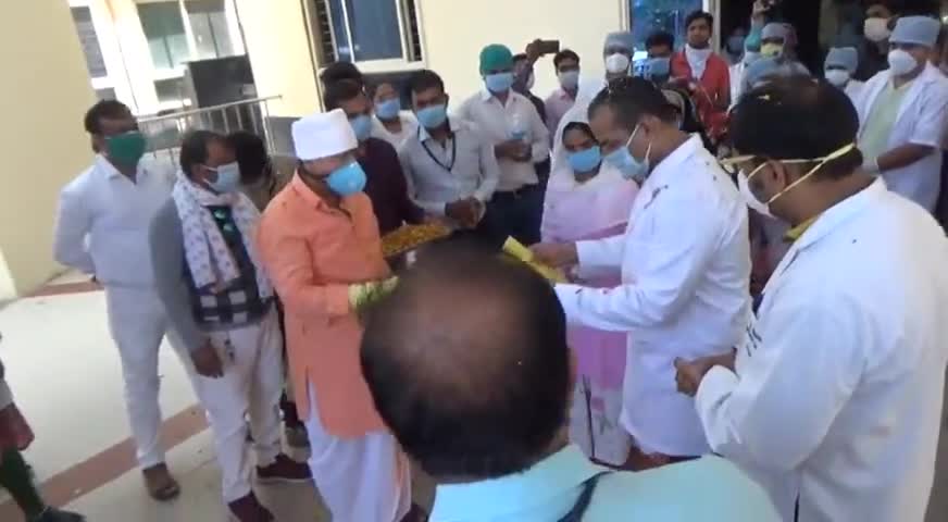 रतलाम: सागर से सुखद खबर कोरोनावायरस  से  पीड़ित  तीन महिलायें  स्वस्थ  होकर घर  लौटी । श्रद्धा टुडे दीपक जैन#cm_madhyaprdesh