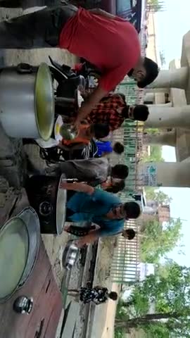 प्रतापगढ़: आज " जनसामर्थ्य सेवा संस्थान" द्वारा जरुरतमंदो को भोजन कराया गया।
 #corona #lockdown#helpneedypeople #pratapgarhnews﻿