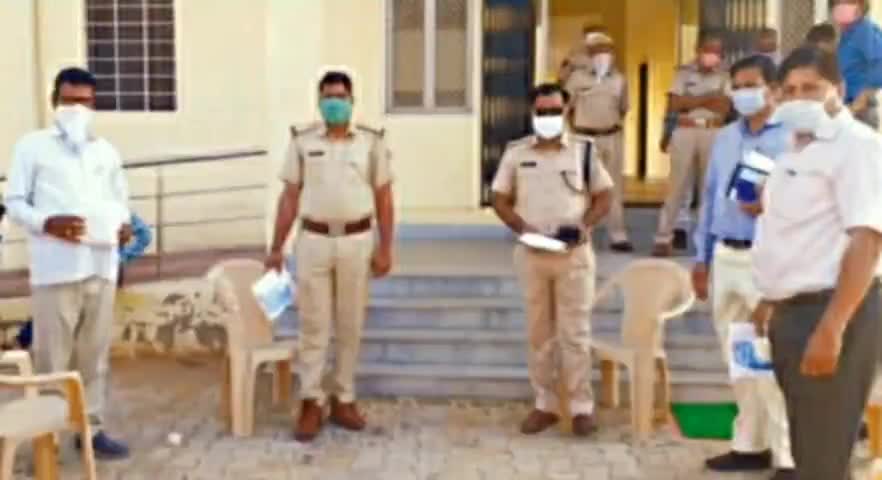 बुहाना: कोरोना से बचाव हेतु पचेरी कला थाने में पुलिस कर्मियों व अधिकारियों को भामाशाहों ने भेंट की पीपीई किट #पीपीई