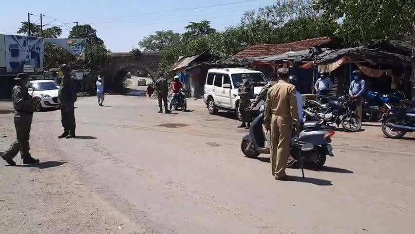 निरसा/चिरकुंडा: लॉकडाउन का सख्ती से पालन कराने को लेकर एसडीपीओ ने कुमारधुबी में चलाया वाहन जांच अभियान #लॉकडाउन #sdpo