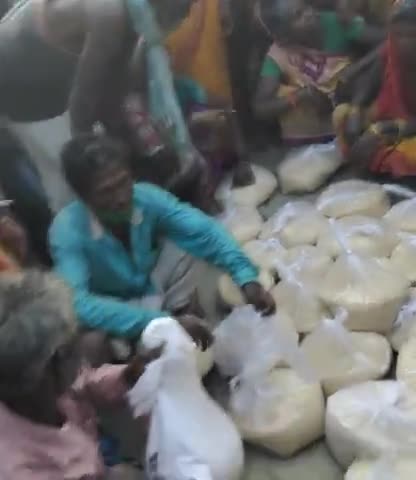 भरगामा: अररिया जिला ऋषिदेव टोला में लोगों के बीच अनाज वितरण किया गया प्रिंस भिक्टर जी निधि मौसम जी के द्वारा..#coronacovid19