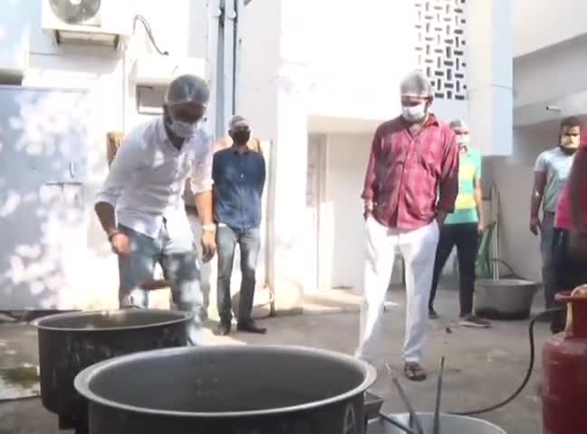 संपतचक: पटना में 'लालू की रसोई' में तेज प्रताप यादव ने खुद से ज़रूरतमदों में बांटने के लिए बनाई चिकन बिरयानी #तेज_प्रताप_यादव