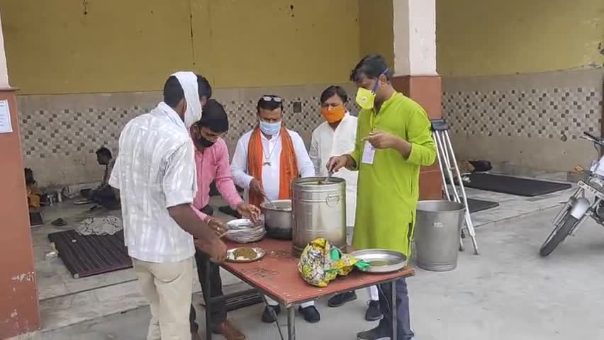 शामली: #खाटू श्याम फाउंडेशन द्वारा लॉक डाउन मै लगातार खाना वितरण किया जा रहा है ##कोरोना ﻿#कोरोना