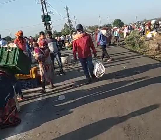 कटनी नगर: कटनी, के ट्रांसपोर्ट नगर में सब्जी मंडी  छूट के बाद रही अत्यंत व्यस्त#कटनी#पुरैनी#ट्रांसपोर्ट नगर
