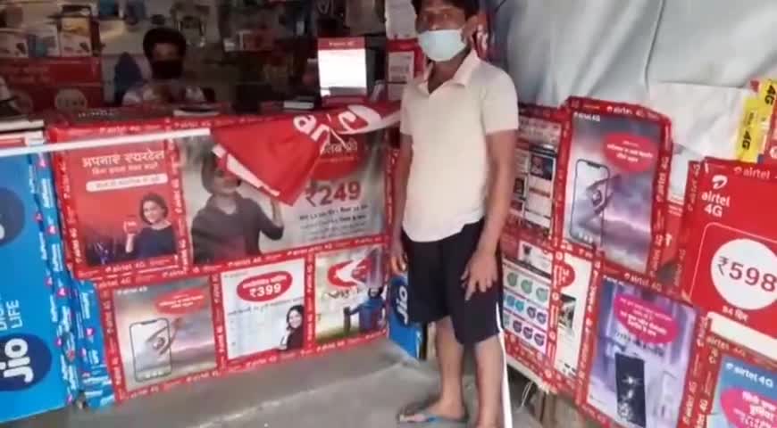 गाज़ियाबाद: लोहिया नगर में लॉकडाउन के बीच डीटीएच रिचार्ज के लिए खुली दुकानें, सोशल डिस्टेंसिग का हो रहा पालन #lockdown3